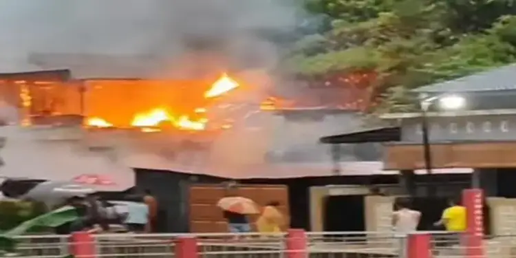 Foto: Dua unit rumah warga dilaporkan hangus terbakar dalam insiden kebakaran yang melanda kawasan permukiman di Lingkungan IV, Kelurahan Sarudik, Kecamatan Sarudik, Kabupaten Tapanuli Tengah (Tapteng) pada Sabtu (18/7/2026).(istimewa)