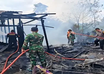 Foto: Kebakaran Hanguskan Dua Rumah dan Satu Bengkel di Dairi 21