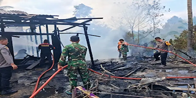Foto: Kebakaran hebat melanda dua unit rumah permanen beserta sebuah bangunan usaha bengkel di kawasan Jalinsum, Desa Lau Bagot, Kecamatan Tigalingga, Kabupaten Dairi pada Sabtu (18/7/2026) .(Istimewa)