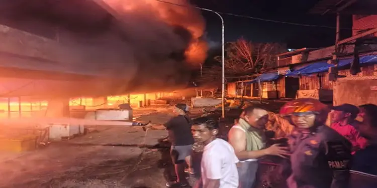 Foto: Sekitar 500 kios hangus terbakar akibat insiden kebakaran hebat yang melanda Pasar Sibolga Nauli di Kota Sibolga, Sumatera Utara (Sumut) tadi malam.(Foto:Mistar/HO-Humas Polres Sibolga)