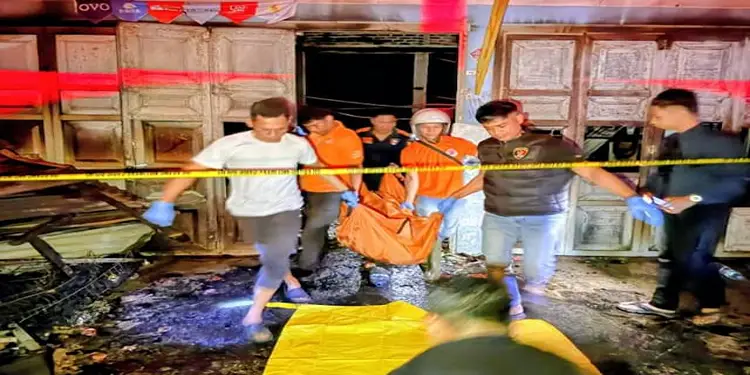 Foto: Peristiwa kebakaran mengakibatkan seluruh bangunan beserta isinya hangus dan menyebabkan sang pemilik toko meninggal.(Foto: Mistar.id/HO-Humas Polres Batu Bara)
