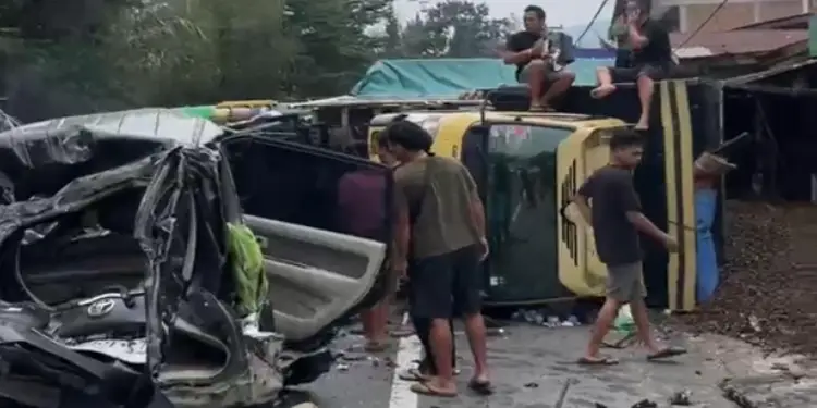 Foto: Peristiwa kecelakaan beruntun yang melibatkan delapan kendaraan bermotor terjadi di wilayah Kecamatan Sibolangit, Kabupaten Deli Serdang, Sumatera Utara.(Istimewa)