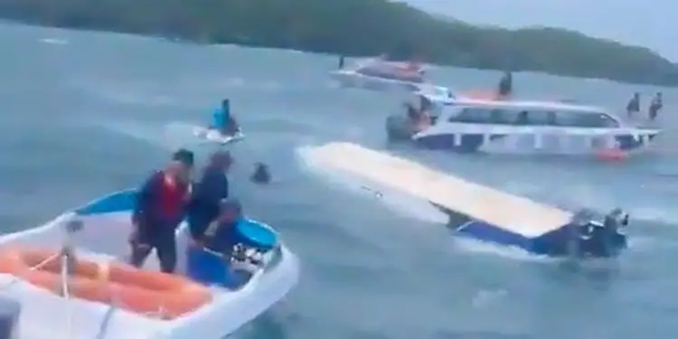 Foto: Speedboat yang membawa rombongan wisatawan asal India terbalik pada Sabtu (11/7).(Tangkapan Layar X/@CerfiaFR)