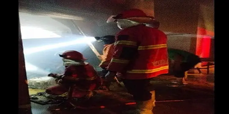 Foto: Kebakaran melanda sebuah kios di Pasar Bakaran Batu, Kecamatan Lubuk Pakam, Kabupaten Deli Serdang, pada Jumat (10/7/2026).(Foto:Mistar/HO-Damkar)