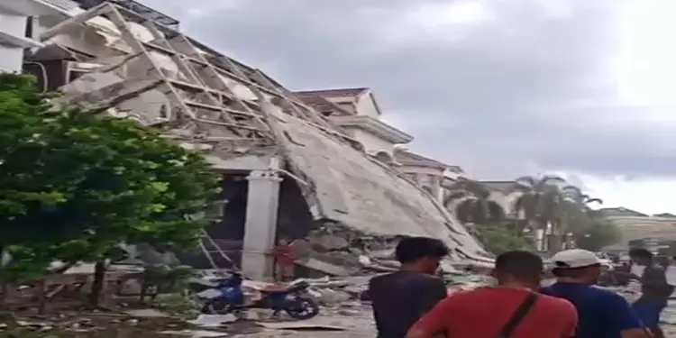 Insiden ledakan hebat melanda sebuah rumah yang tengah diperbaiki di kawasan Komplek Grand Polonia, Jalan Mustang, Kecamatan Medan Polonia pada Senin (20/7/2026).(istimewa)