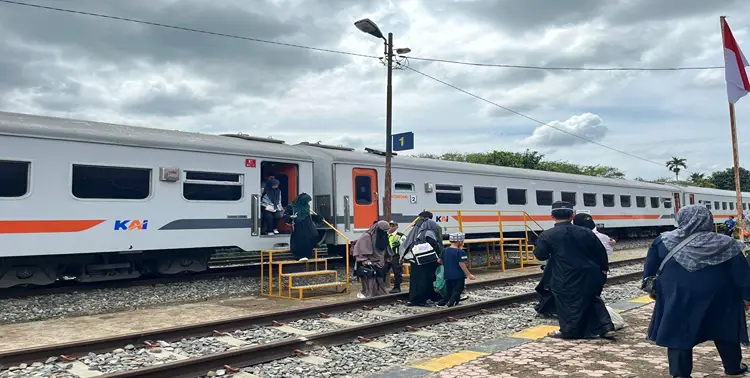 Foto: KAI Divre I Sumut mencatat sebanyak 971.482 pelanggan telah memanfaatkan layanan kereta api bersubsidi melalui skema Public Service Obligation (PSO) sepanjang Semester I tahun 2026.(Dok:KAI Divre I Sumut)