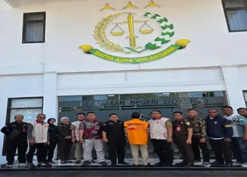 Foto: OJK Serahkan Tersangka Kasus Pidana Perbankan BPR SAWA Sidoarjo Ke Jaksa 10