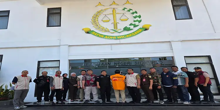 Foto: OJK menyerahkan tersangka beserta barang bukti atau Tahap II kepada Jaksa Penuntut Umum di Kantor Kejaksaan Negeri Sidoarjo pada Kamis, 9 Juli.(Dok:OJK)