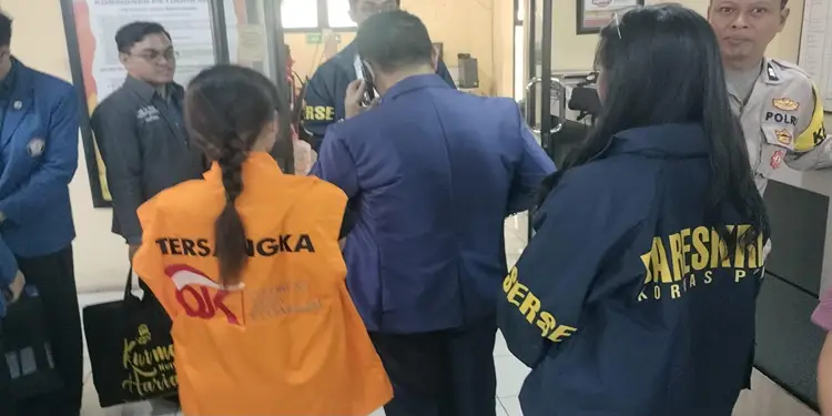 Foto: OJK melaksanakan penyerahan tersangka beserta barang bukti (Tahap II) terkait perkara dugaan tindak pidana perbankan di PT BPR DCN, Malang, Jawa Timur.(Dok:OJK)