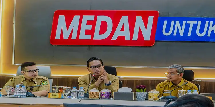 Foto: Wali Kota Medan Rico Tri Putra Bayu Waas memimpin agenda Rapat Evaluasi Pendapatan Asli Daerah, Pajak dan Retribusi Tahun 2026 di Aula Kantor Badan Pendapatan Daerah Kota Medan pada Senin (13/7/2026).(Dok:Diskominfo Medan)