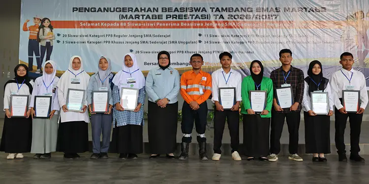 Foto: Kuasa Direksi PT Agincourt Resources, Rahmat Lubis (berbaju oranye) bersama Kepala Dinas Pendidikan Kabupaten Tapanuli Selatan, Efrida Yanti Pakpahan (berbaju biru), menyerahkan piagam penghargaan Beasiswa Martabe Prestasi secara simbolis kepada para penerima beasiswa dari seluruh kategori, Jumat (24/7/2026).(Dok: PTAR)