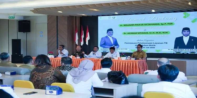 Foto: Wali Kota Medan Rico Tri Putra Bayu Waas di sela-sela peninjauan pelaksanaan layanan TB di RS Adam Malik bersama Wakil Menteri Kesehatan RI dr. Benjamin Paulus Octavianus dan Wakil Menteri Dalam Negeri Dr. Akhmad Wiyagus pada Selasa (21/7/2026).(Dok:Diskominfo Medan)