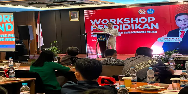 Foto: Sofyan Tan saat menjadi narasumber utama dalam acara Workshop Pendidikan bertema Membangun Budaya Sekolah Aman dan Nyaman Melalui Pendekatan yang Humanis di Hotel Le Polonia, Medan, Sabtu (11/7).(Ist)