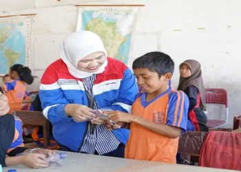 Foto: Pertamina Patra Niaga Dorong Literasi Lingkungan Pesisir Lewat Program SEKAR 8