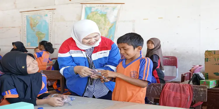 Foto: PT Pertamina Patra Niaga menggelar Program SEKAR atau Sekolah Kawasan Pesisir yang dipusatkan di SD Negeri 068426, Kelurahan Nelayan Indah, Kecamatan Medan Labuhan, Kota Medan.(Dok:Pertamina Sumbagut)