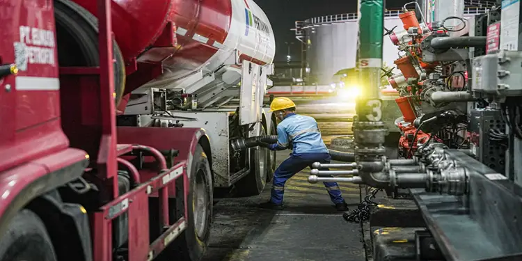 Foto: Seluruh armada mobil tangki terus dikerahkan untuk memenuhi kebutuhan pasokan energi masyarakat dengan dukungan operasional Fuel Terminal serta SPBU selama 24 jam.(Dok:Pertamina Sumbagut)
