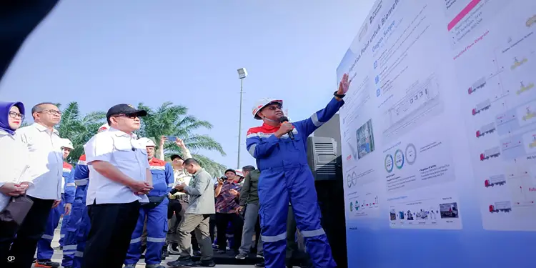 Foto: Direktur Infrastruktur dan Teknologi PGN Hery Murahmanta (kanan) menerangkan progres kesiapan PGN dalam pengembangan Coalbed Methane (CBM) Tanjung Enim kepada Kepala Staf Kepresidenan RI Jenderal TNI (Purn.) Prof. Dr. Dudung Abdurachman (kiri) saat kunjungan kerja di Stasiun Penerima Gas (SPG) Pagardewa, Jumat (3/7/2026).(Dok:PGN)
