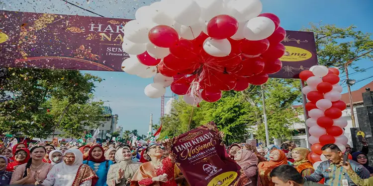 Foto: Kehadiran ribuan perempuan berkebaya memadati Lapangan Benteng Medan pada Jumat (24/7/2026) dalam rangka peringatan Hari Kebaya Nasional 2026 di Sumatera Utara.(Dok:Diskominfo Medan)