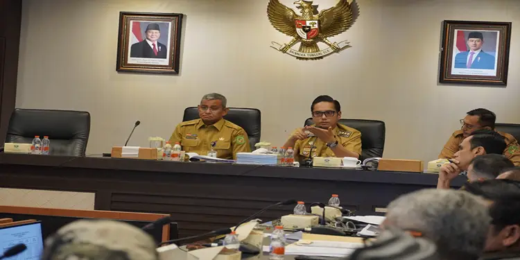 Foto: Wali Kota Medan Rico Tri Putra Bayu Waas memberikan penekanan keras kepada jajaran PUD Pasar Kota Medan dalam Rapat Monitoring dan Evaluasi Triwulan II di Balai Kota, Senin (27/7/2026).(Dok:Diskominfo Medan)