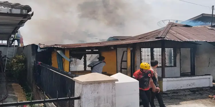 Foto: Peristiwa kebakaran hebat menghanguskan satu unit rumah milik warga bernama Saragih di Gang Jambu Air, Kelurahan Suka Maju, Kecamatan Siantar Marihat, Kota Pematangsiantar, Rabu (22/7/2026) kira-kira pukul 11.00 WIB.(istimewa)