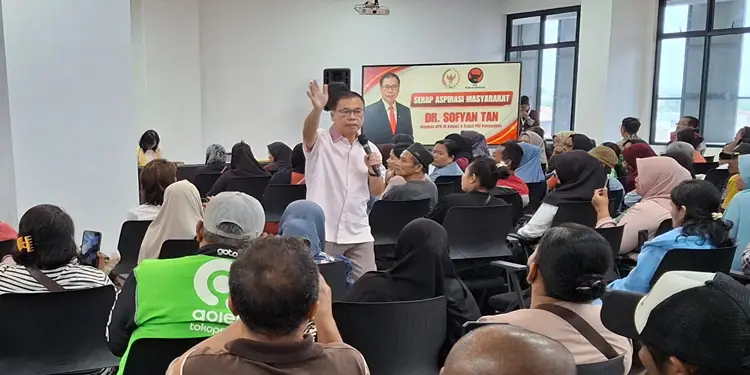 Foto: Anggota Komisi X DPR RI Fraksi PDI Perjuangan, dr. Sofyan Tan bersama ratusan orang tua siswa penerima Program Indonesia Pintar (PIP) tingkat SMA dan SMK di Kampus Satya Terra Bhinneka, Kecamatan Medan Sunggal, Medan, Sabtu (25/7).(Ist)