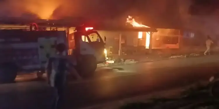 Foto: Peristiwa kebakaran hebat melanda kawasan permukiman dan menghanguskan tiga unit rumah warga di Desa Longat, Kecamatan Balige, Kabupaten Toba pada Rabu (15/7/2026).(istimewa)