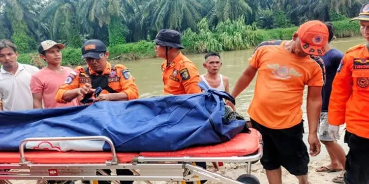 Foto: Tim SAR berhasil menemukan Meskam, seorang pencari ikan yang sempat dinyatakan hilang tenggelam.(Foto:Mistar.id/HO-BPBD Batu Bara)