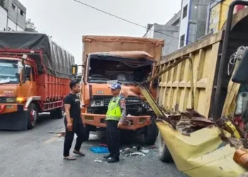 Foto: Truk Box Tabrak Truk Antre BBM di Sergai Sopir Kabur 22