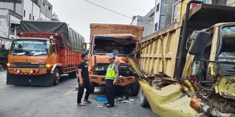 Foto: Kecelakaan lalu lintas melibatkan truk box menghantam armada dump truk di depan SPBU Jalan Umum Medan – Tebing Tinggi, Kabupaten Serdang Bedagai (Sergai) pada Sabtu (25/7/2026).(Foto: SIB/HO-Polres)