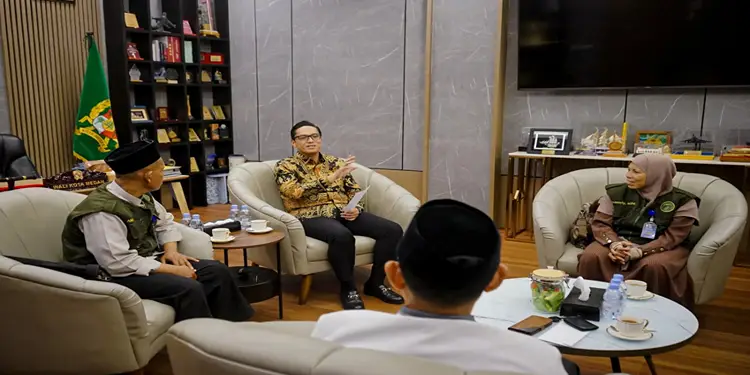 Foto: Wali Kota Medan Rico Waas menyambut audiensi dari jajaran pengurus BMI Kota Medan yang diketuai Amir Husin, bertempat di Rumah Dinas Wali Kota Medan, Kamis (23/7/2026).(Dok:Diskominfo Medan)